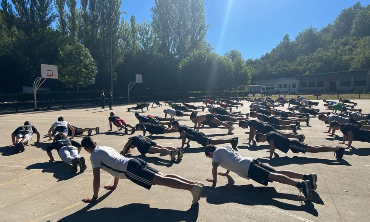 Miembros de las JML (RC) haciendo flexiones en la V edición de su campamento.