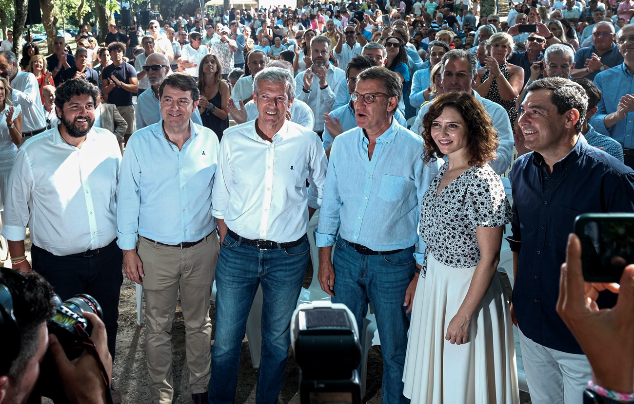 El presidente de la Xunta de Galicia, Alfonso Rueda, junto al líder nacional del PP, Alberto Núñez Feijóo y otros presidentes autonómicos. EP.