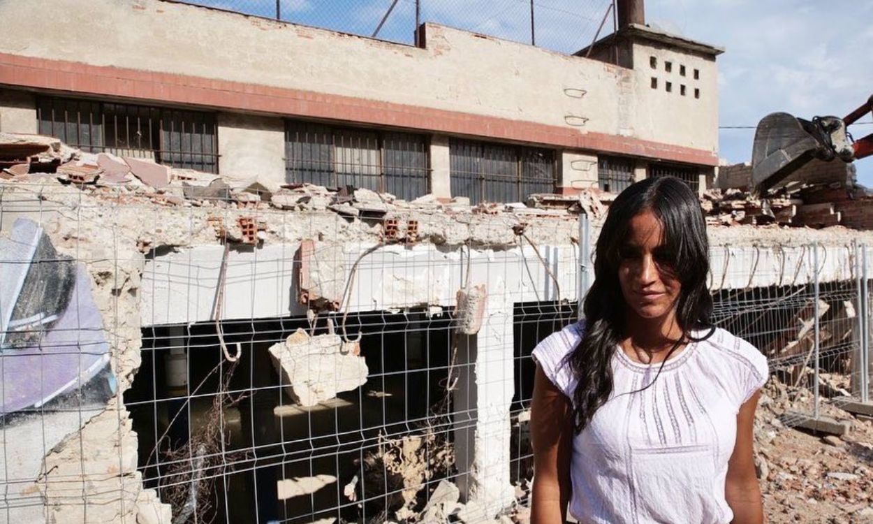 Begoña Villacís, vicealcaldesa de Madrid, posa ante un edificio desokupado por el Ayuntamiento.