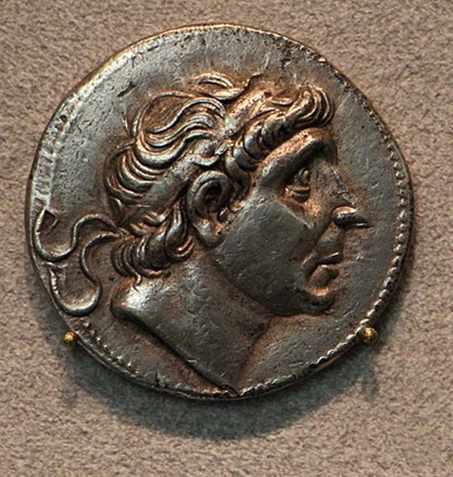 Esta moneda representa al verdadero Antíoco II o al suplantador que usurpó su identidad