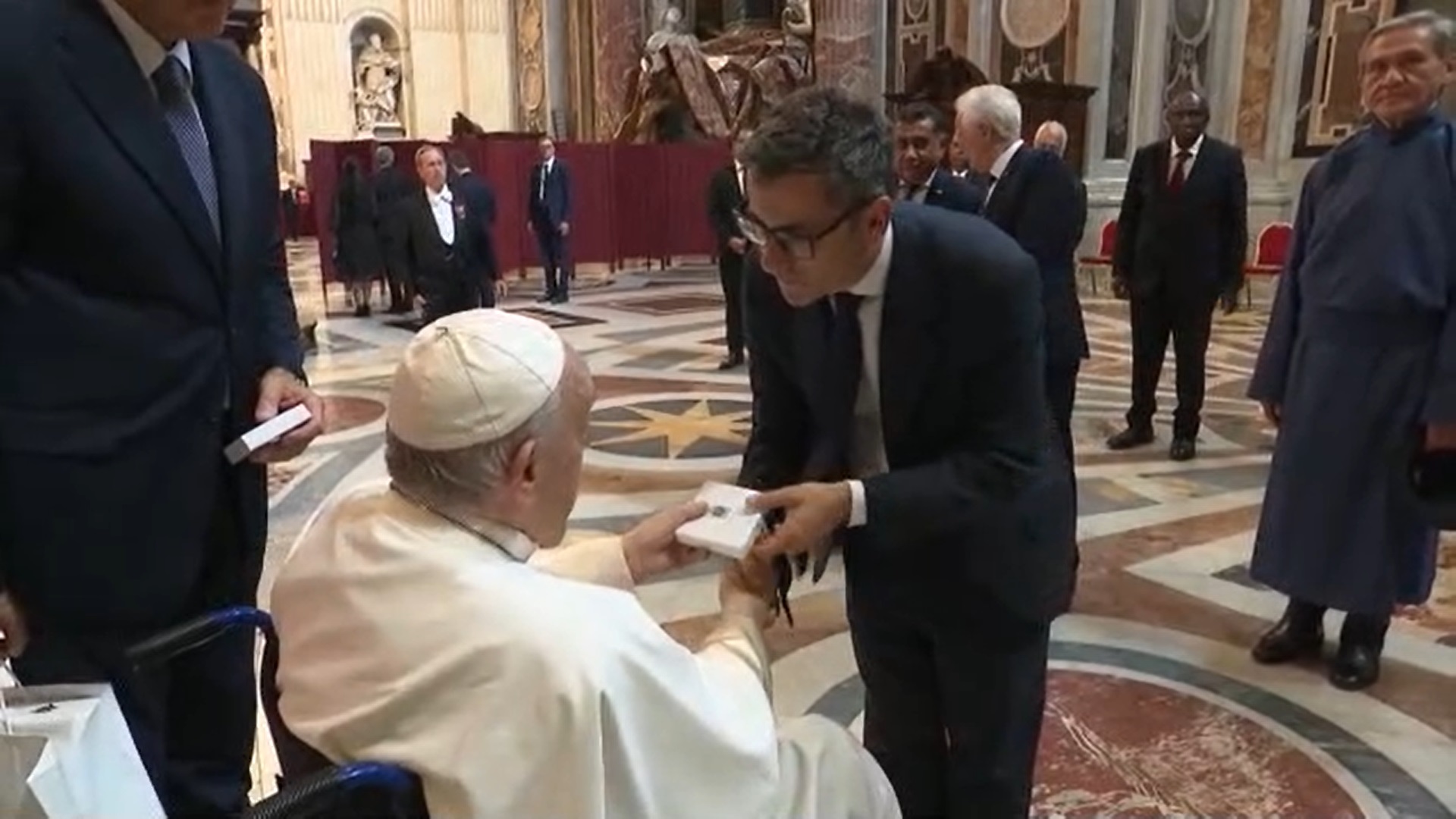 El ministro de la Presidencia, Relaciones con las Cortes y Memoria Democrática, Félix Bolaños, saludando al Papa Francisco. 