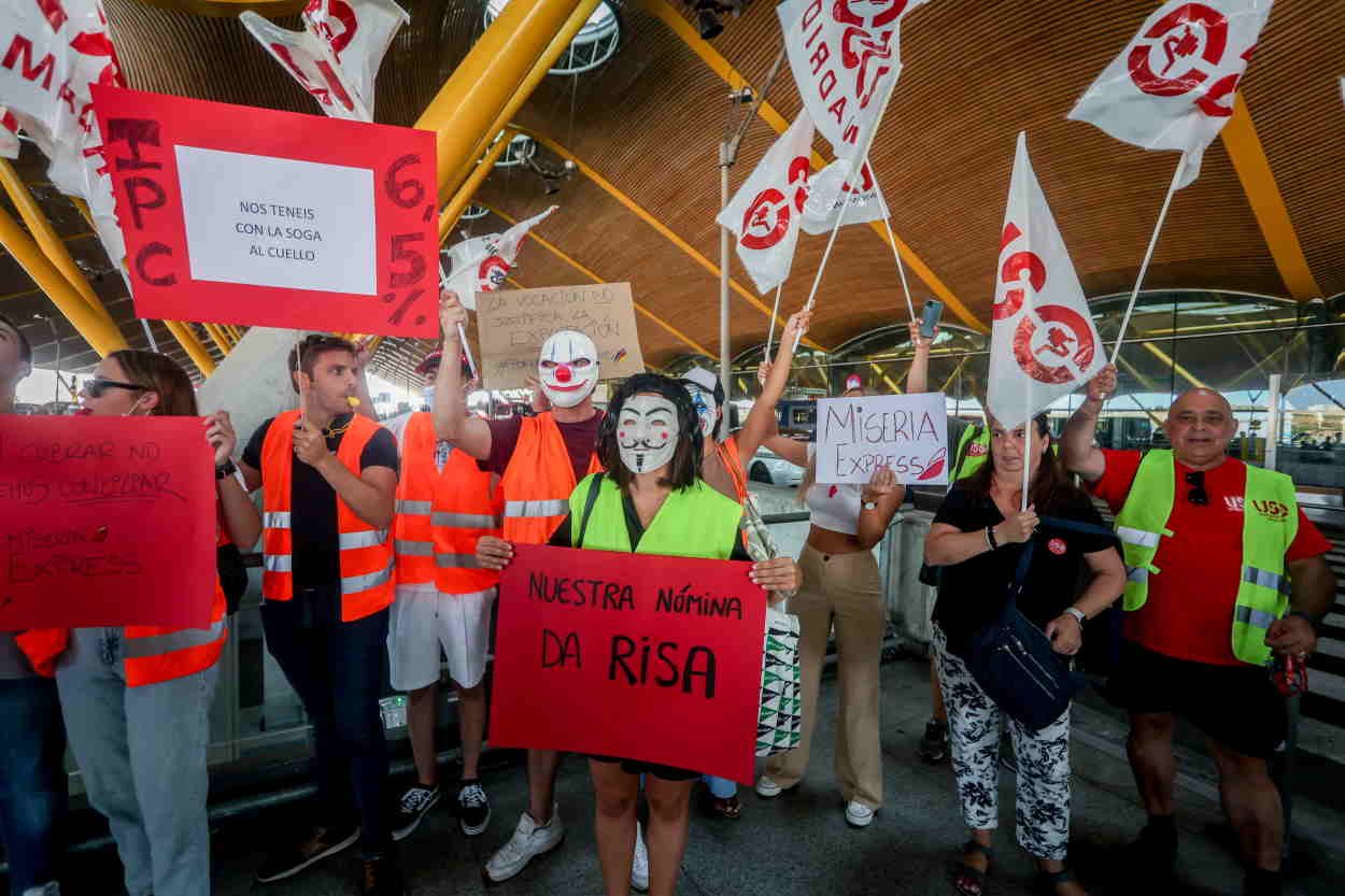 Trabajadores de Iberia protestan por sus salarios con pancartas de USO