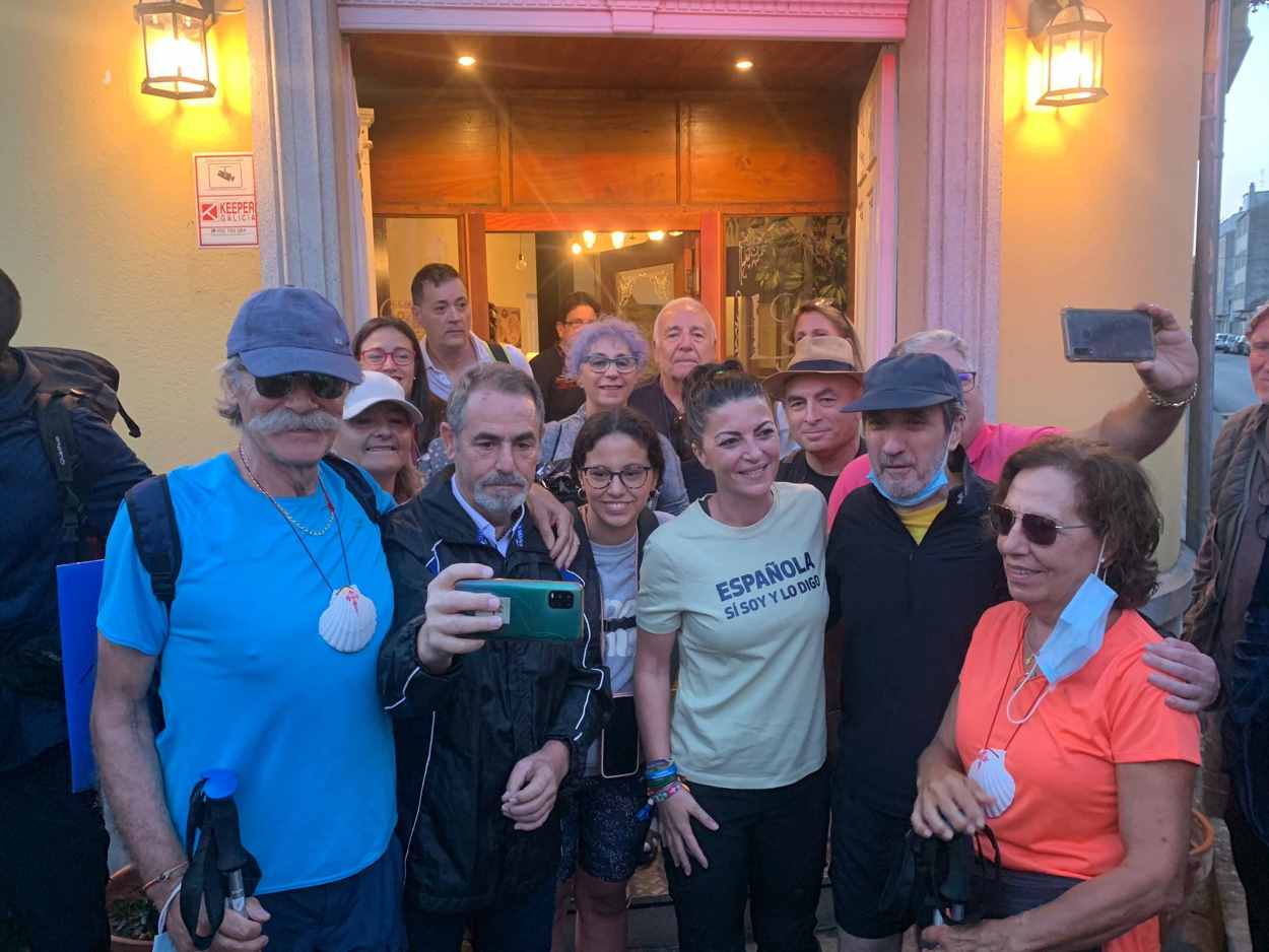 Macarena Olona comienza el camino de Santiago fotografiándose con sus fieles seguidores