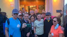 Macarena Olona comienza el camino de Santiago fotografiándose con sus fieles seguidores