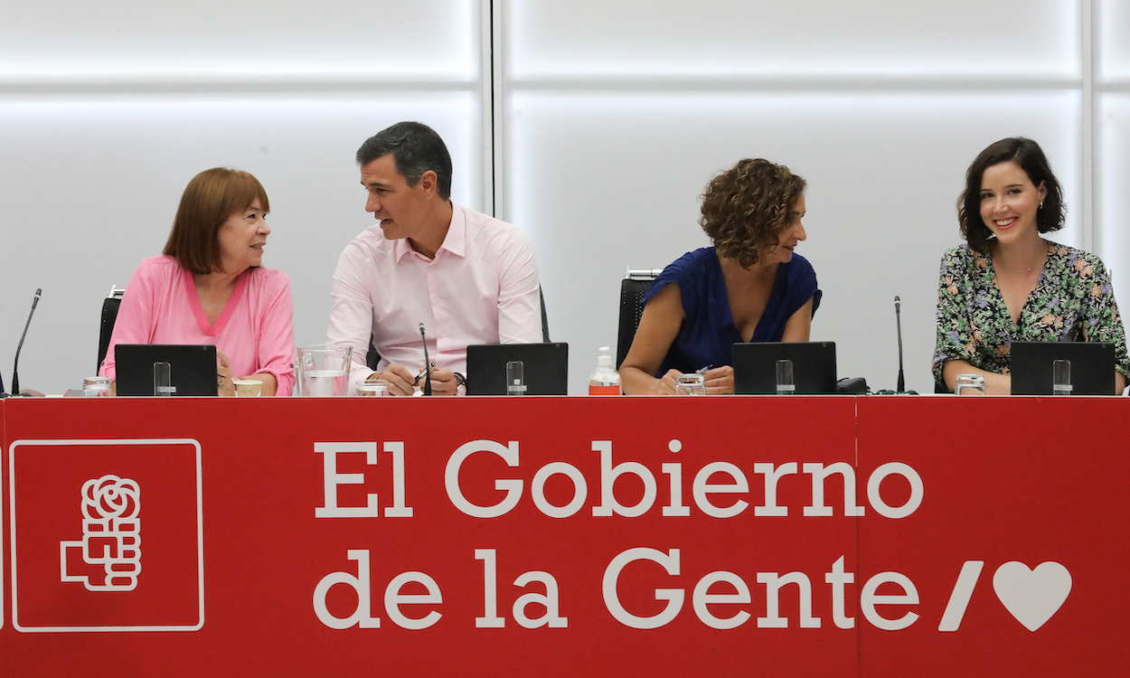 Pedro Sánchez preside la reunión de la Ejecutiva Federal del PSOE, partido que busca dar una vuelta a las "encuestas"