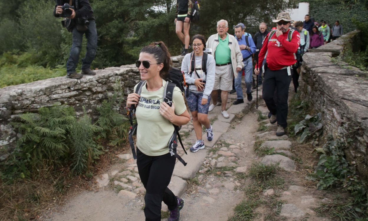 La ex portavoz de Vox en Andalucía Macarena Olona (c) comienza el Camino de Santiago, a 29 de agosto de 2022, en Sarria, Lugo, Galicia (España).