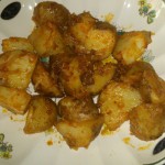 Patatas cocidas y rehogadas con pimentón y merluza rellena de cocochas
