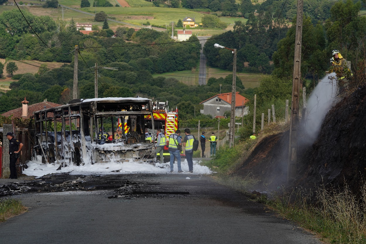 Imagen del estado en que quedó el autobús que provocó la muerte del joven bombero en Santiago de Compostela (Foto: Europa Press).