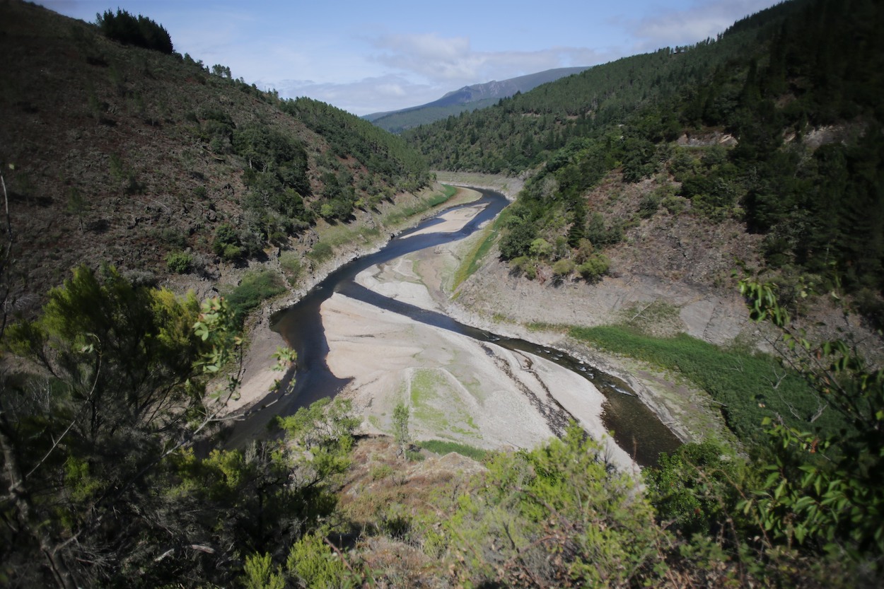 Recorrido del embalse con poco caudal, a 26 de agosto de 2022, en Negueira de Muñiz, Lugo, Galicia (España)- E.P