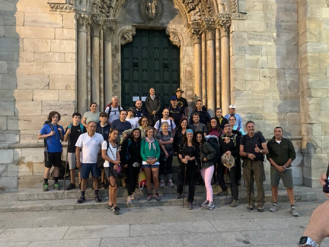 Macarena Olona junto al grupo con el que realiza el Camino de Santiago.