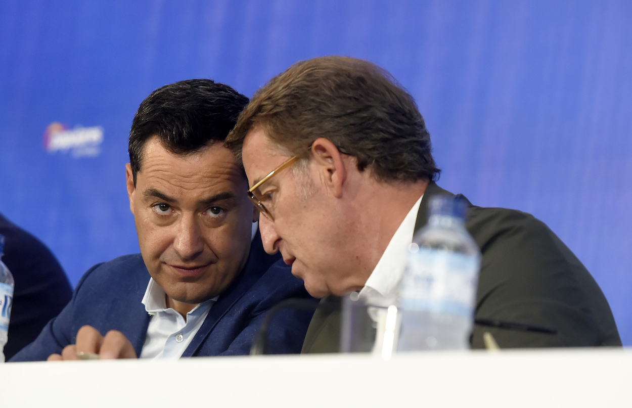 El presidente nacional del PP, Alberto Núñez Feijóo, y el presidente andaluz, Juan Manuel Moreno, en la clausura de la Junta Directiva del PP de Málaga. ÁLEX ZEA/EP