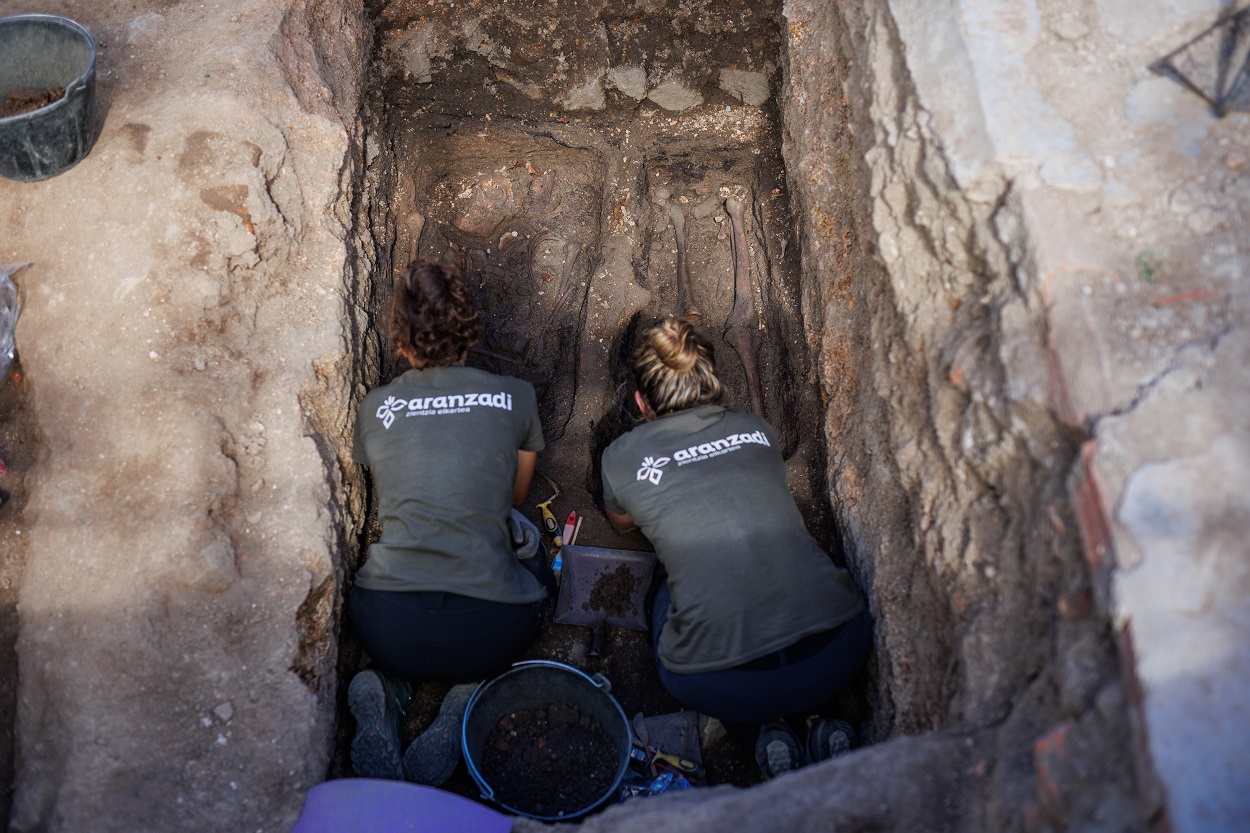 Arqueólogos y miembros de la Sociedad de Ciencias Aranzadi durante los trabajos de exhumación de víctimas civiles de la Guerra Civil. EP.