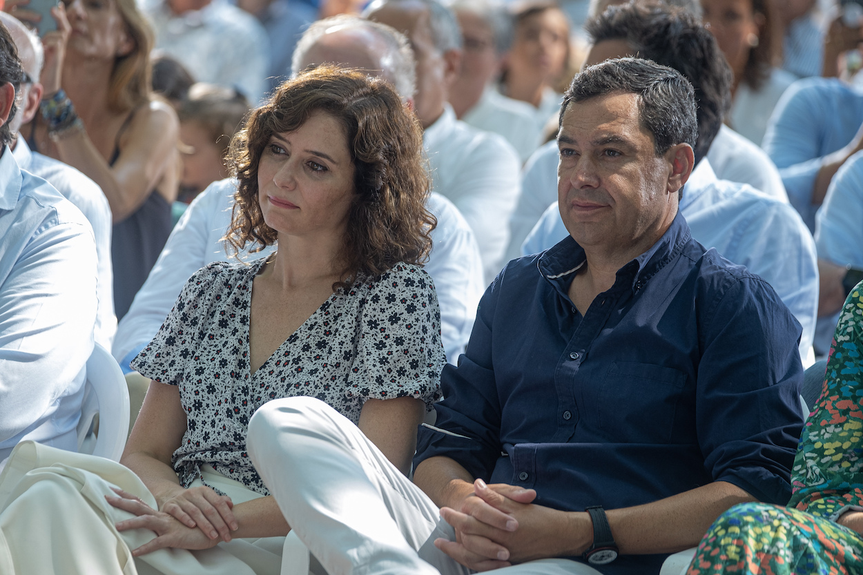 La presidenta de la Comunidad de Madrid, Isabel Díaz Ayuso, y el presidente de la Junta de Andalucía, Juan Manuel Moreno Bonillla, en un acto del PP. CÉSAR ARXINA/EP