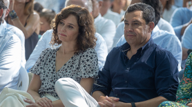 La presidenta de la Comunidad de Madrid, Isabel Díaz Ayuso, y el presidente de la Junta de Andalucía, Juan Manuel Moreno Bonillla, en un acto del PP. CÉSAR ARXINA/EP