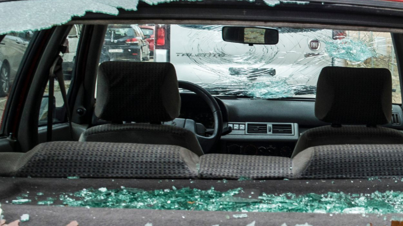 Coche destrozado por el padre