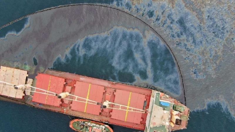 Gibraltar confirma una fuga de combustible tras la rotura del buque OS35. EP