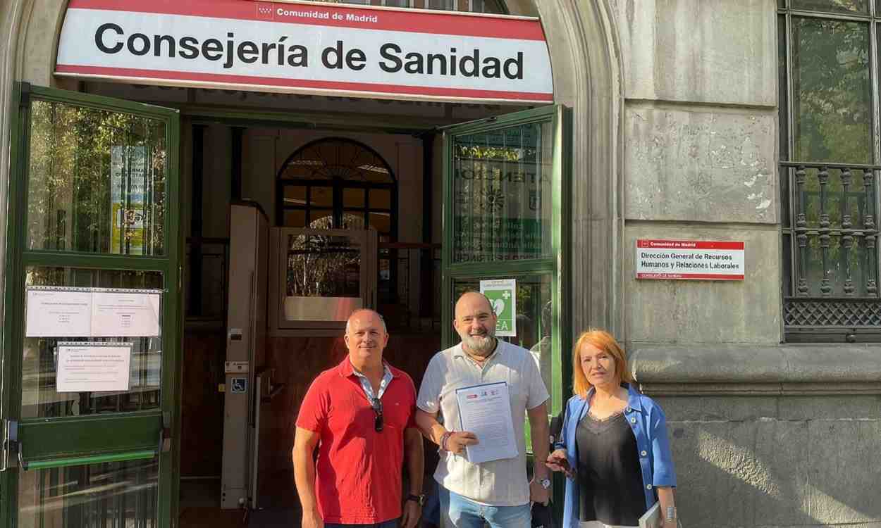 Mariano Martín Maestro (CCOO), Julián Ordoñez (UGT) y Rosa Vicente, (CSIT UP) piden la creación del coordinador de matronas. EP