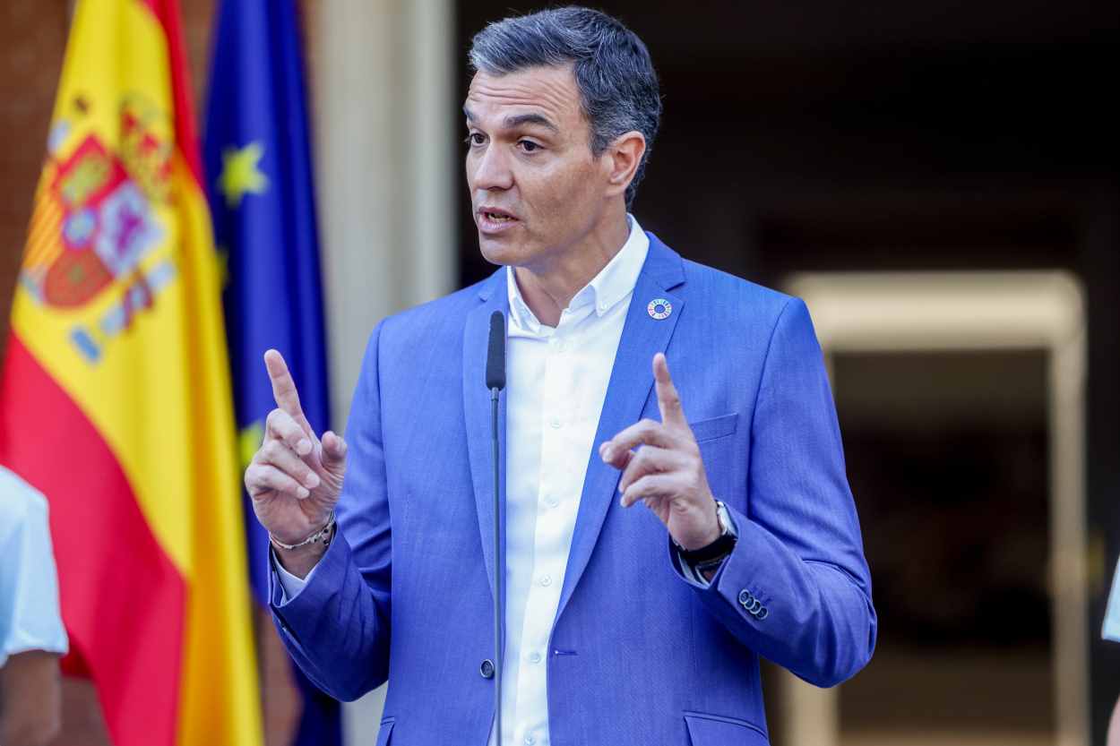 El presidente del Gobierno, Pedro Sánchez, interviene en el acto de recibimiento de las jugadoras de la Selección Femenina Española de Fútbol, campeona del Mundial Sub 20, en el Complejo de la Moncloa