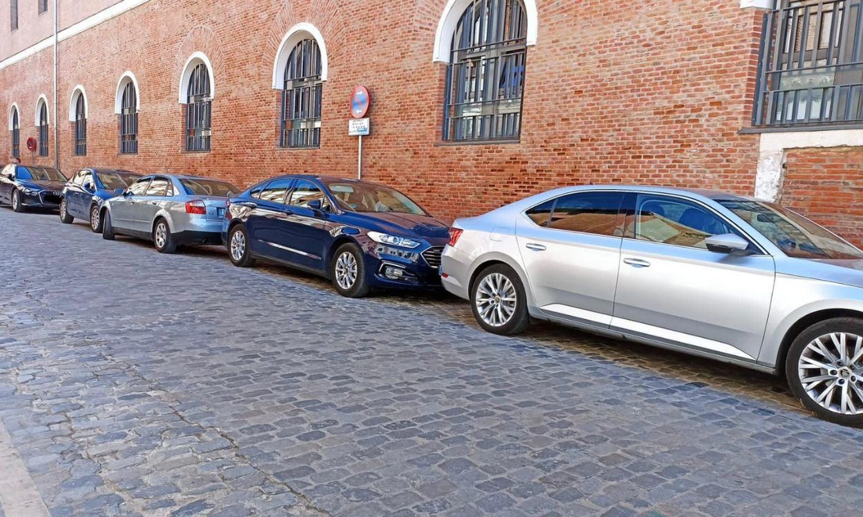 Coches oficiales del PP para el acto de Feijóo y Ayuso en Alcalá de Henares