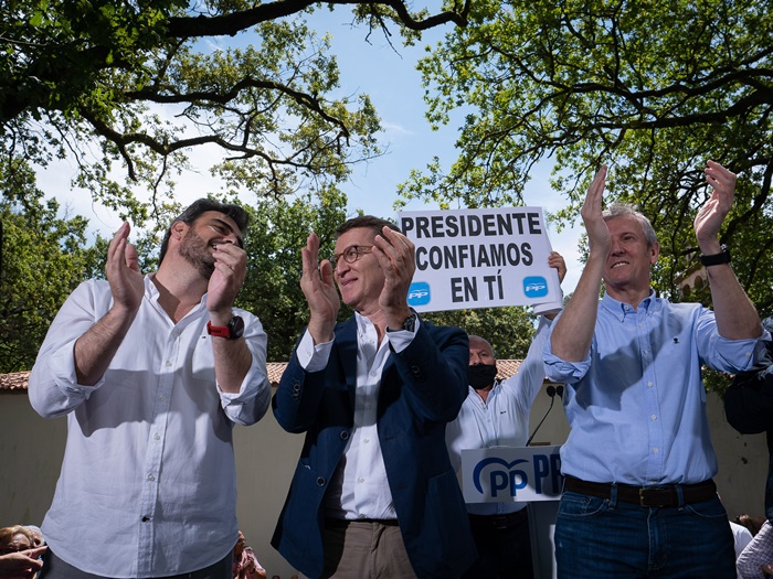 Feijóo mira a Diego Calvo con Rueda a la derecha durante la romería popular de O Pino (A Coruña) el pasado agosto (Foto: Europa Press).