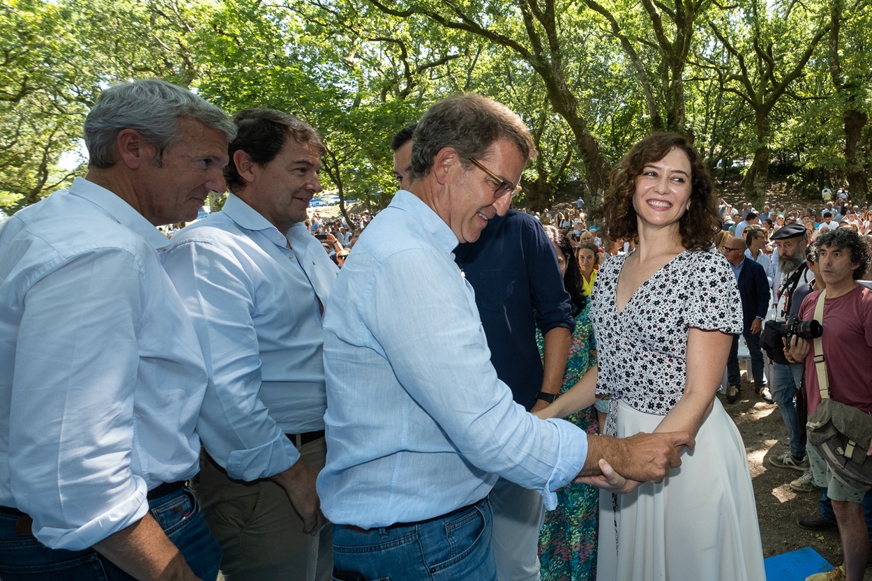Feijóo saluda afectuoso a Díaz Ayuso con Rueda en un segundo plano durante la apertura del curso político en Cerdedo-Cotobade (Foto: Europa Press).