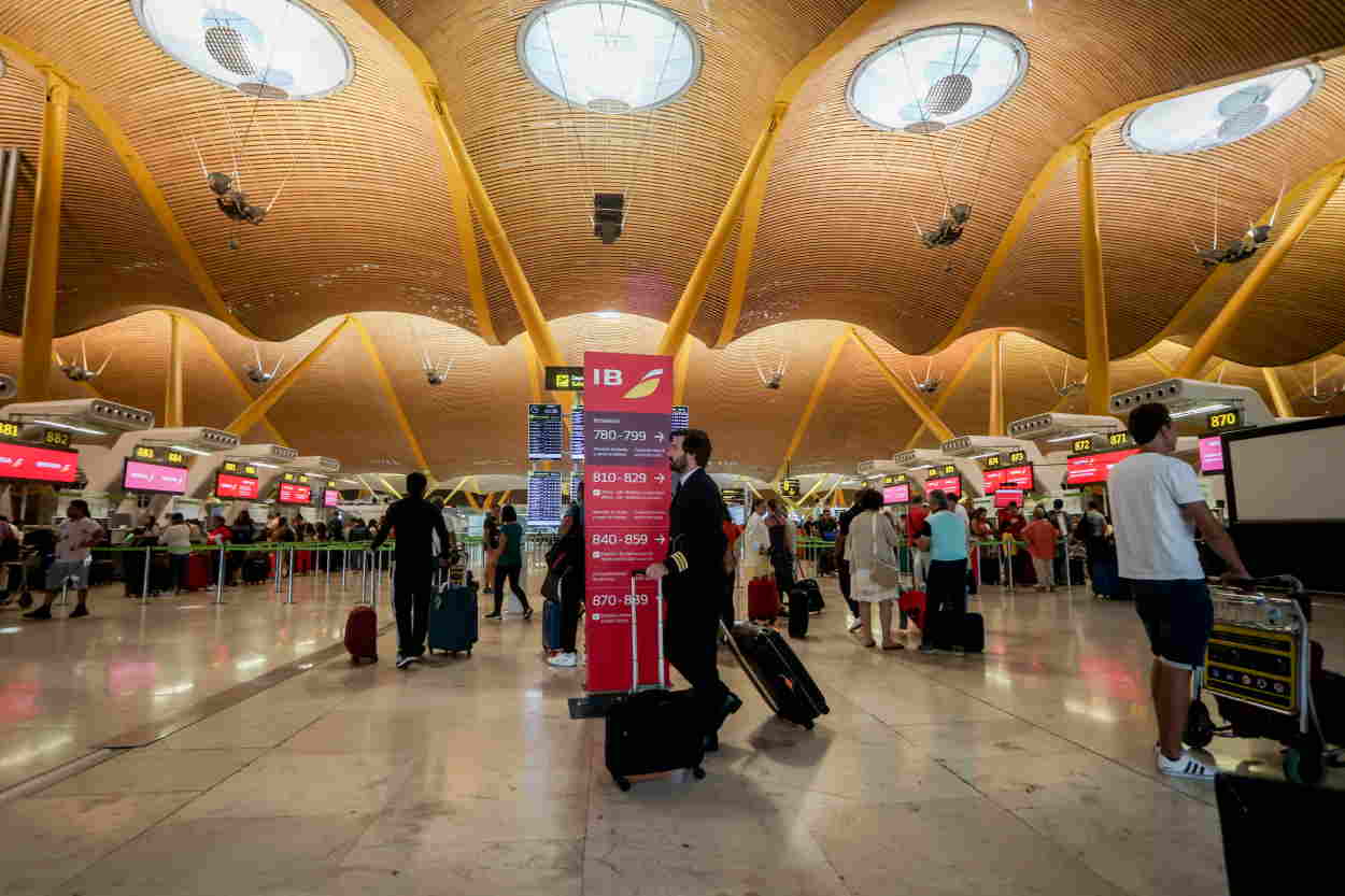 Pasajeros en los pasillos de un aeropuerto. Europa Press