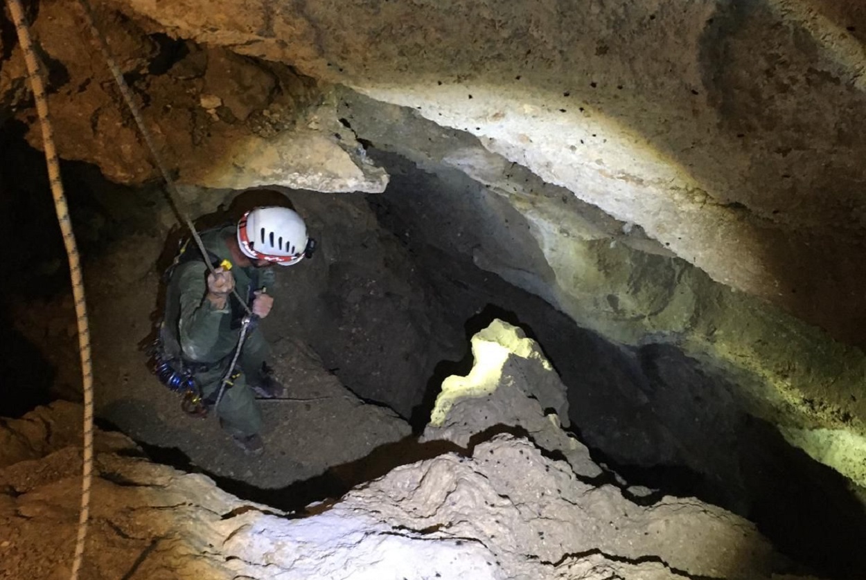 Encontrados a 33 metros de profundidad los restos de la osa despeñada en la Montaña Palentina en junio y dos oseznos