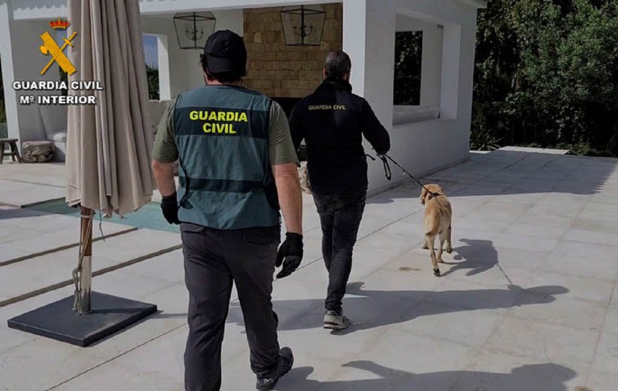 Dos agentes de la Guardia Civil. Archivo.