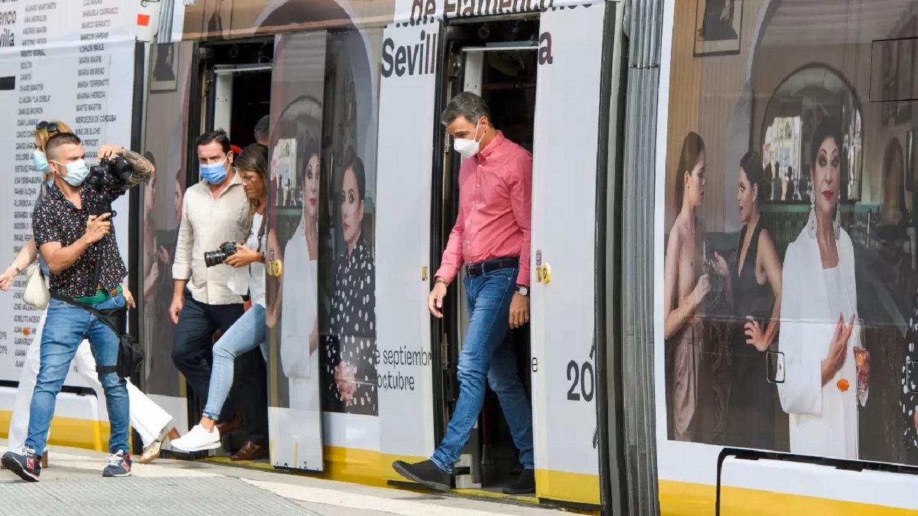 Pedro Sánchez, bajando del Metrocentro de Sevilla. Twitter