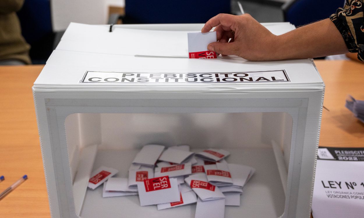 Voto introducido en una urna en el referéndum de una nueva Constitución en Chile