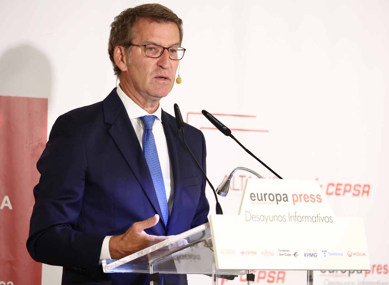 El presidente del Partido Popular, Alberto Núñez Feijóo, interviene en un desayuno informativo de Europa Press,