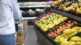 Puesto de fruta en un supermercado. EP