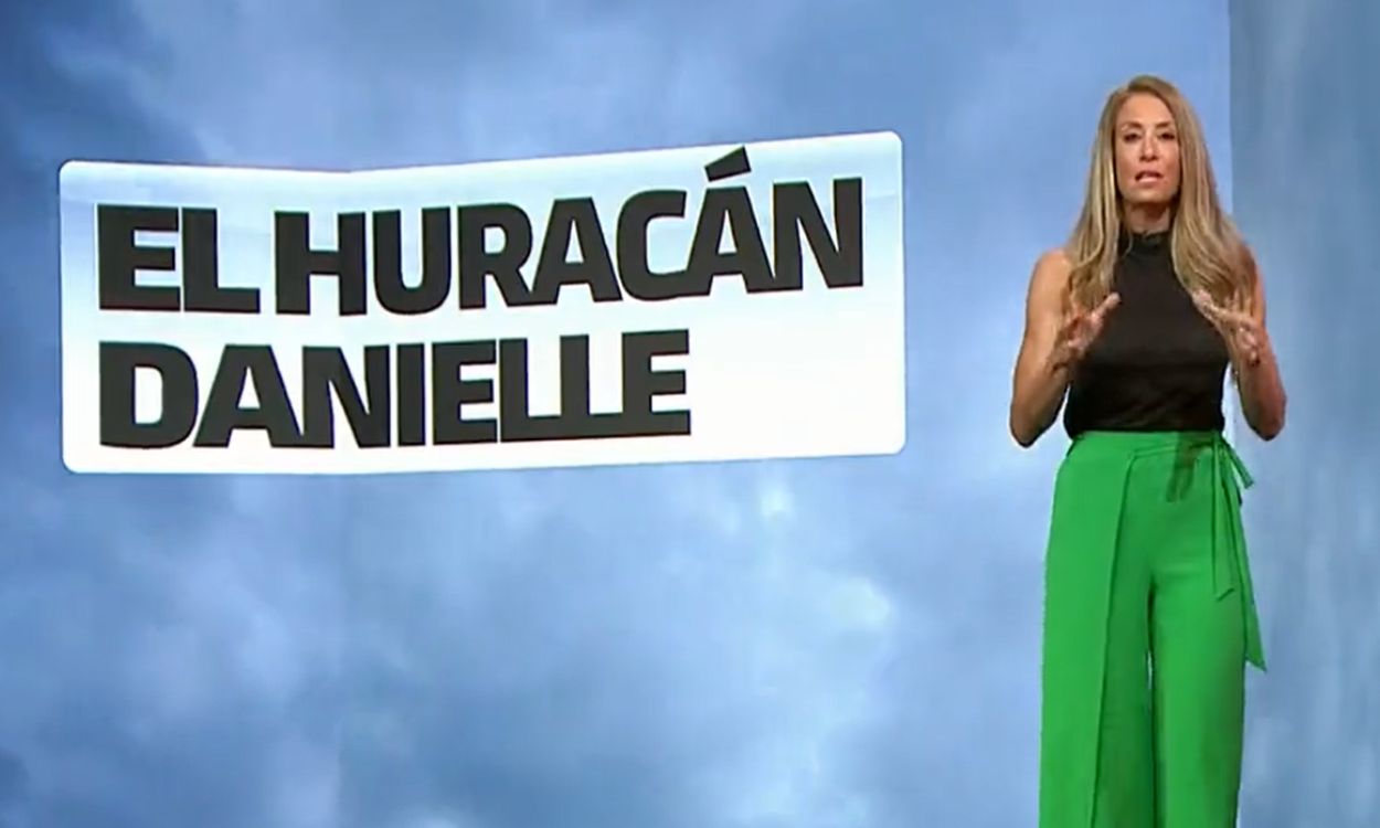 Isabel Zubiaurre, meteoróloga de La Sexta, informando sobre el huracán Danielle