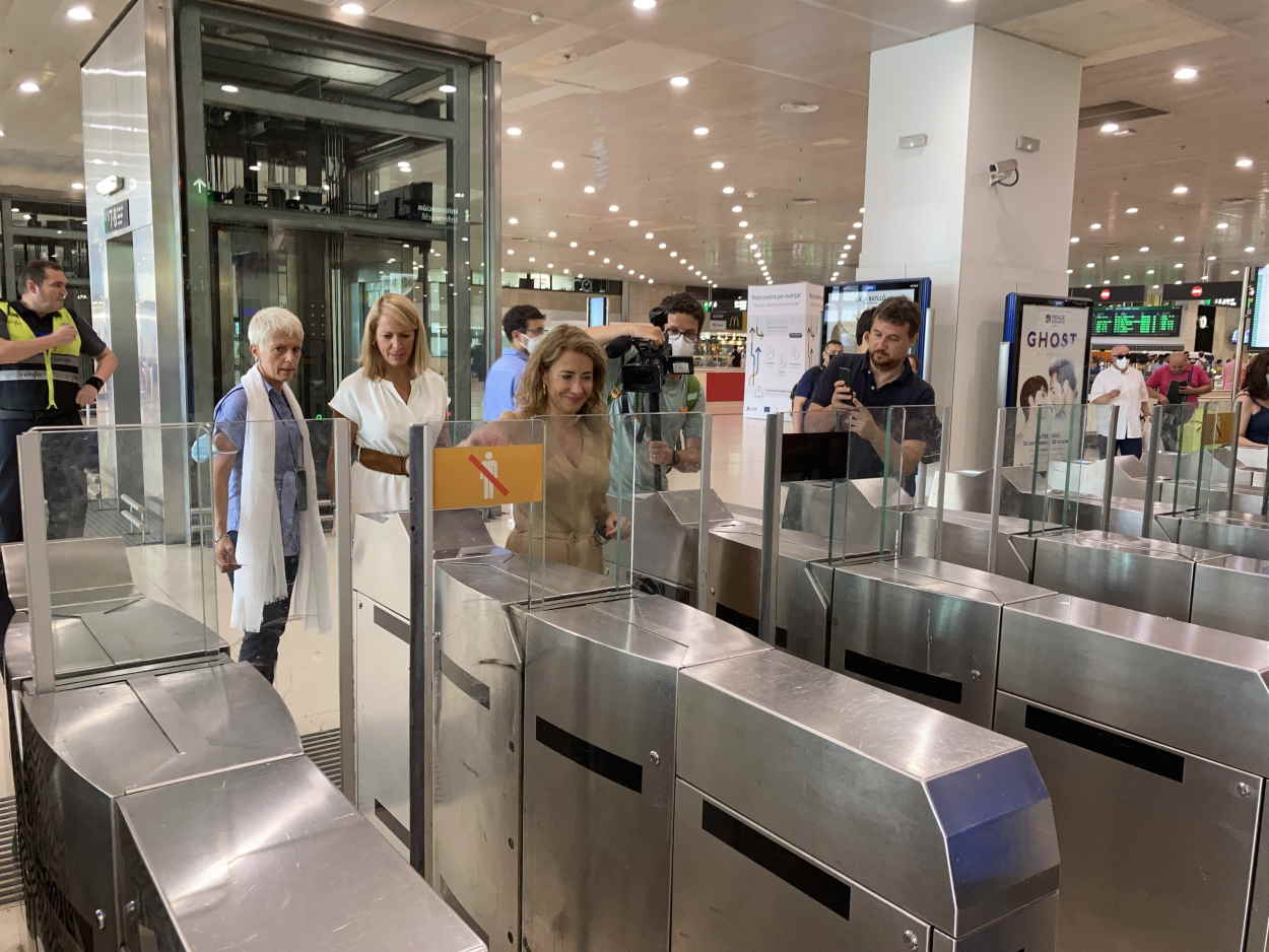 La ministra de Transportes, Movilidad y Agenda Urbana, Raquel Sánchez, a su llegada en la estación de Sants de Barcelona. EP