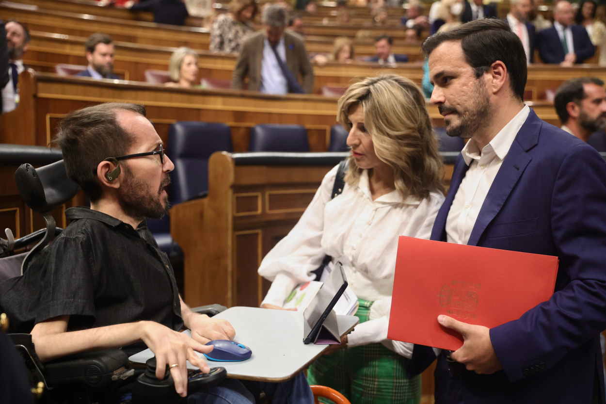 El portavoz de Unidas Podemos en el Congreso, Pablo Echenique, conversa con la vicepresidenta segunda y ministra de Trabajo y Economía Social, Yolanda Díaz, y el ministro de Consumo, Alberto Garzón. Europa Press