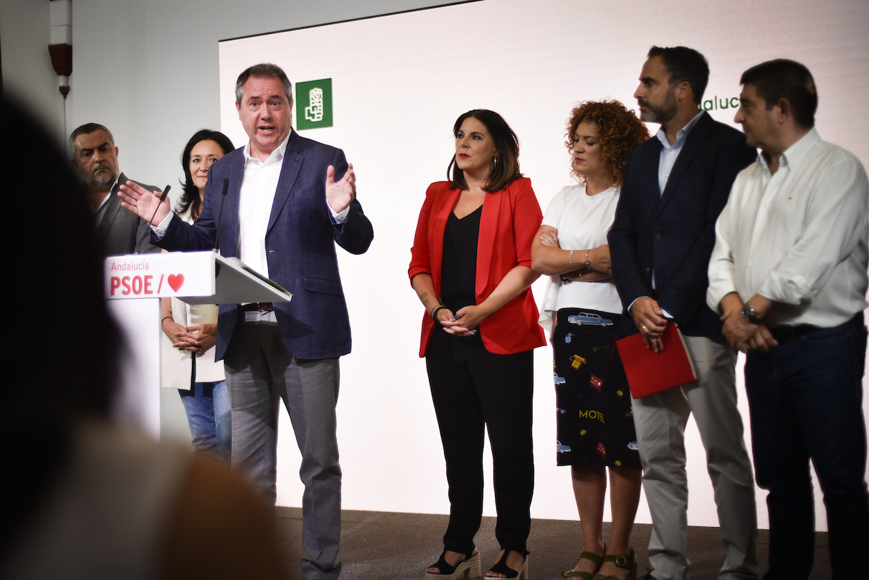 Juan Espadas con miembros de la dirección del PSOE A, en rueda de prensa