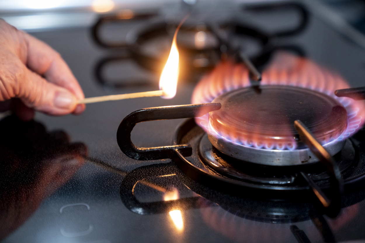 Una persona enciende un fuego de cocina de gas. Europa Press
