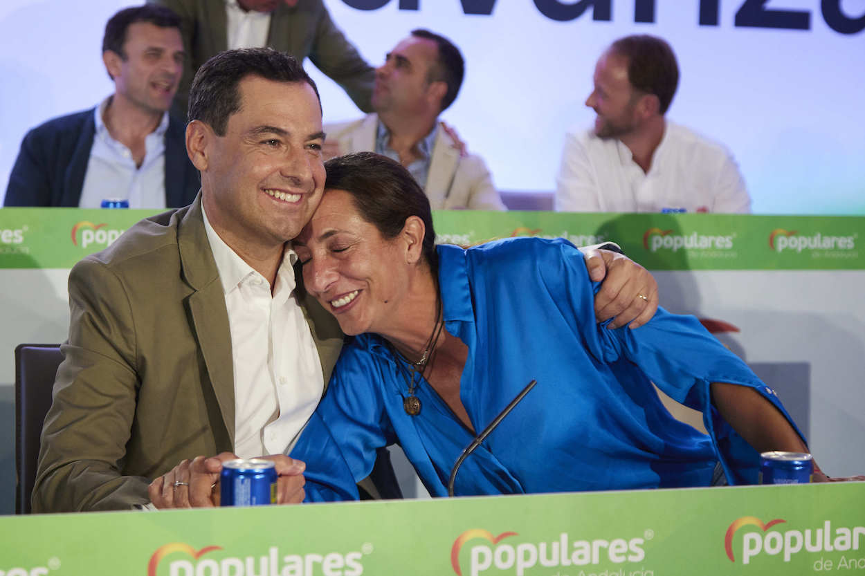 El presidente andaluz, Juan Manuel Moreno, junto a la Secretaria General del PP-A, Loles López, en la clausura, ayer, de la reunión de la Junta Directiva del partido. JOAQUÍN CORCHERO/EP