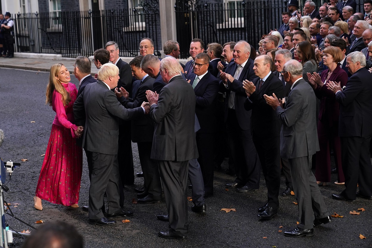 Boris Johnson se despide rodeado de los suyos en Downing Street. EP