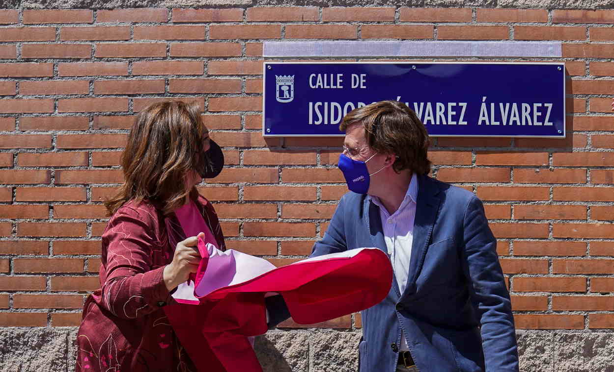 La presidenta de El Corte Inglés, Marta Álvarez, y el alcalde de Madrid, José Luis Martínez Almeida, en la inauguración de una calle en honor del antiguo presidente de la compañía. EP
