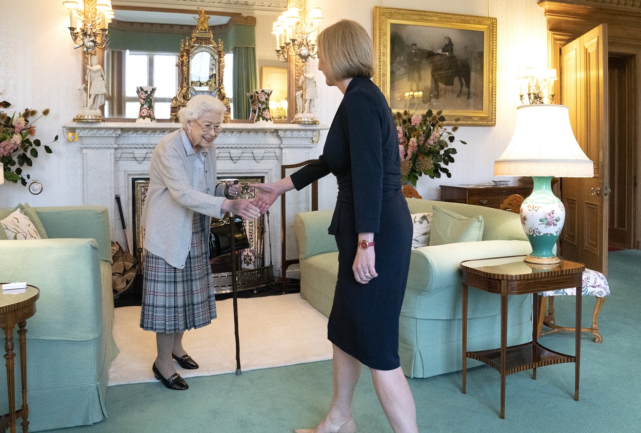 Lizz Truss saludando a la reina Isabel II en Balmoral. EP.