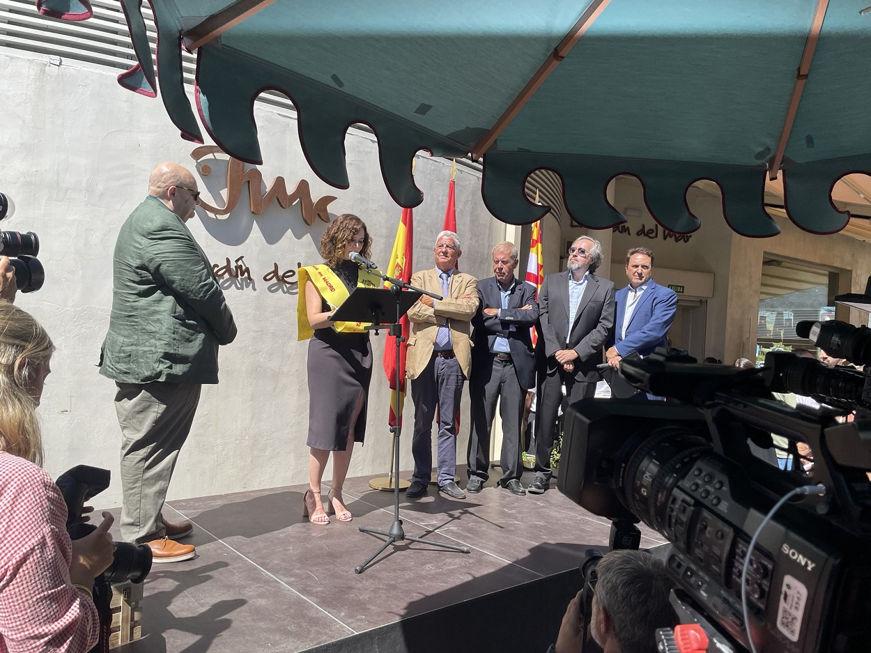 Isabel Díaz Ayuso toma posesión como presidenta de Tabarnia en Madrid. 