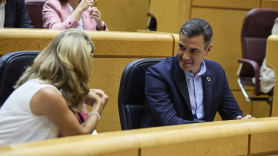 La vicepresidenta segunda del Gobierno y ministra de Trabajo y Economía Social, Yolanda Díaz, conversa con el presidente del Gobierno, Pedro Sánchez.