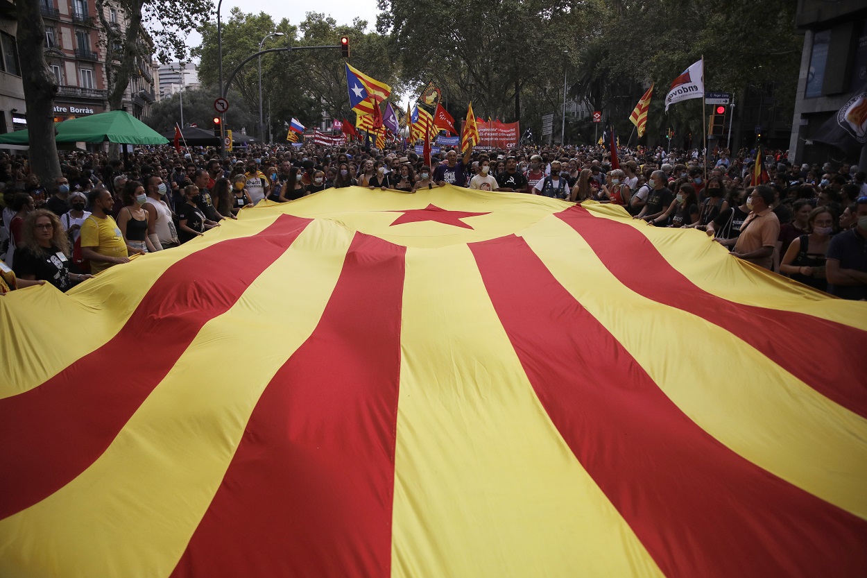 Varias personas sujetan una bandera estelada durante la manifestación organizada por la Izquierda Independentista, con motivo de la Diada, día de Cataluña, a 11 de septiembre de 2021. EP.
