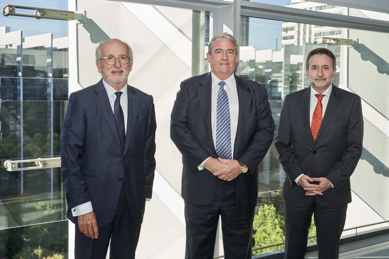 El presidente de Repsol, Antonio Brufau; el presidente y CEO de EIG, R. Blair Thomas; y el consejero delegado de Repsol, Josu Jon Imaz