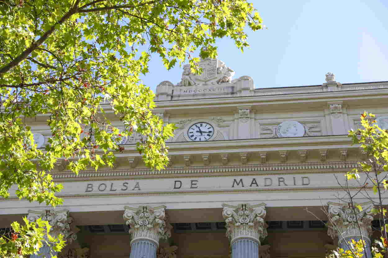 Exterior del Palacio de la Bolsa. Europa Press