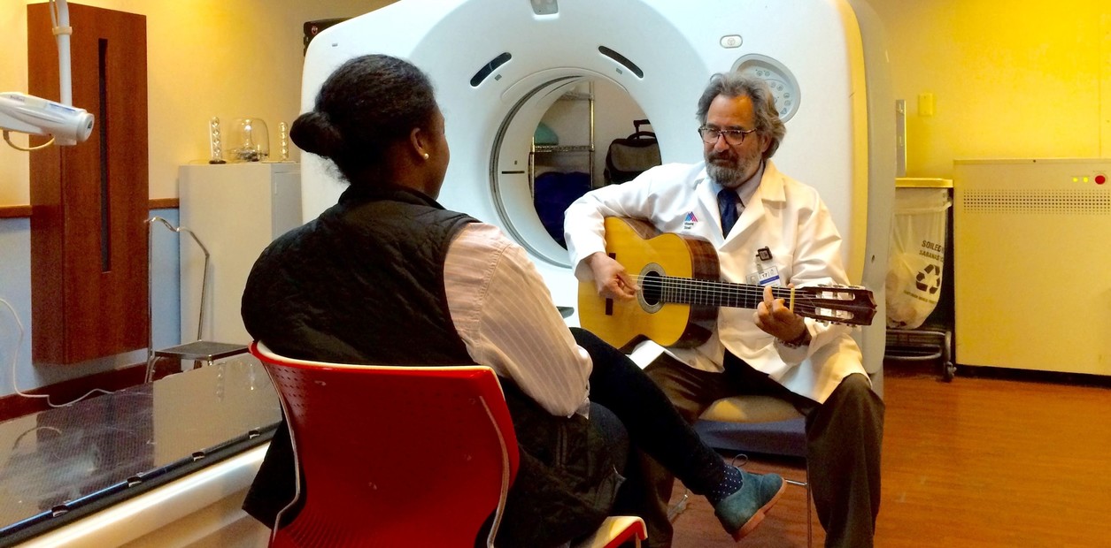 Dr. Andrew Rossetti, musicoterapeuta en áreas frágiles neonatales, Musicoterapeuta oncológico, director de Musicoterapia en oncología del Louis Armstrong Center for Music & Medicine en el Hospital Mount Sinai de Nueva York