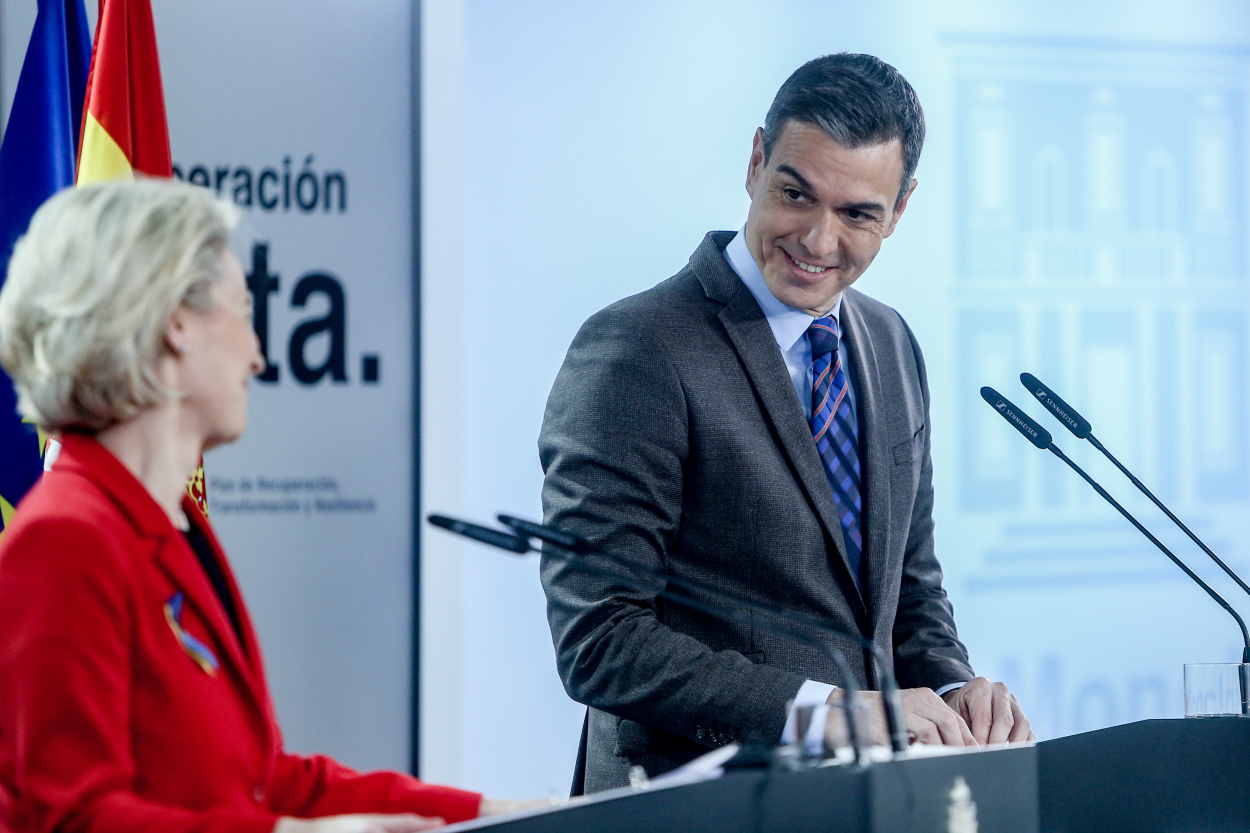 La presidenta de la Comisión Europea, Ursula von der Leyen, y el presidente del Gobierno, Pedro Sánchez. EP