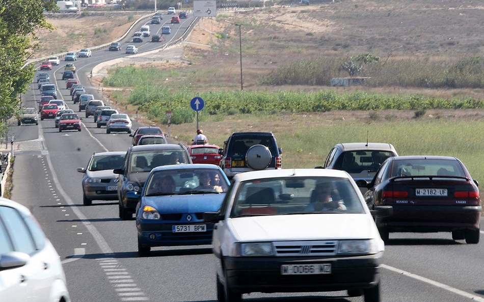 Varios coches en una carretera de España.