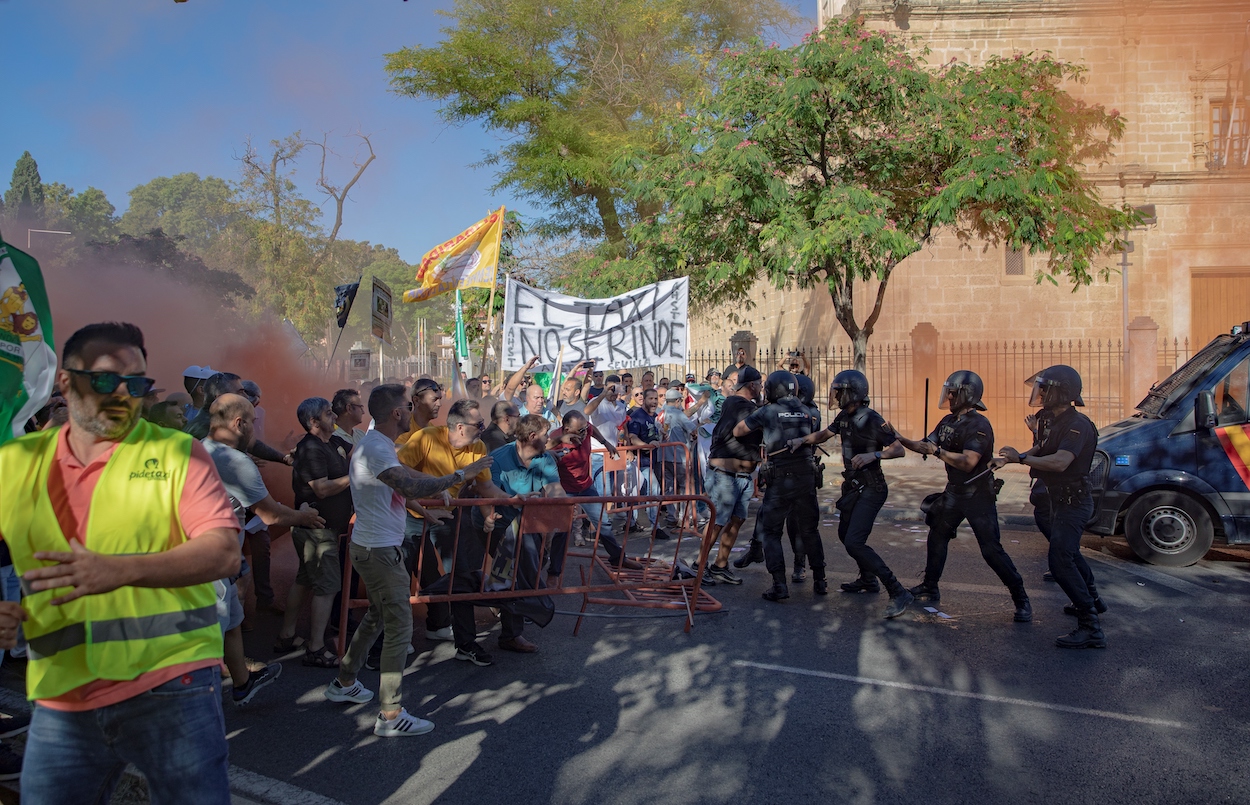 La Policía Nacional detiene a un manifestante durante la concentración convocada por la Federación Andaluza de Autónomos del Taxi (FAAT) contra el decreto ley anunciado por la Consejería de Fomento sobre los VTC. MARÍA JOSÉ LÓPEZ EP